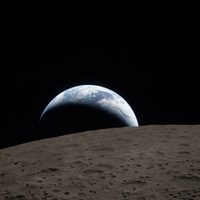 Astronautas de Artemis II rinden homenaje a Apolo 8 con fotografía con puesta el Sol sobre la Tierra