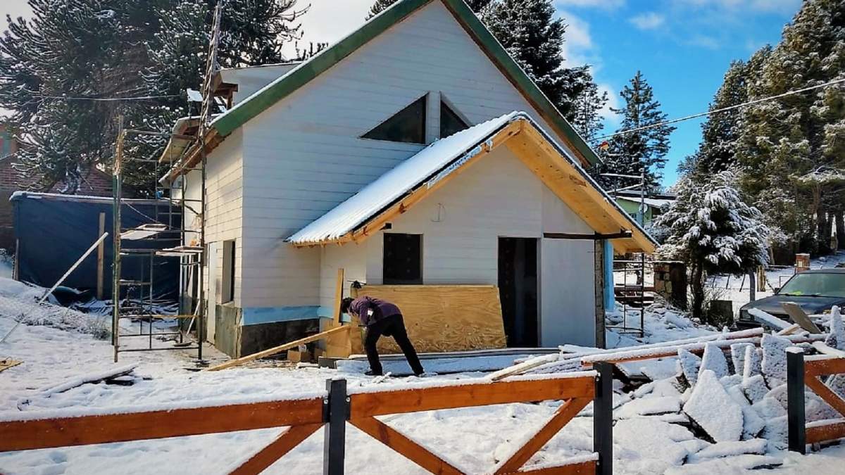 Etapa final de la construcción de la casa destinada a contención y refugio. Fuente: (Twitter)
