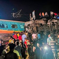 Descarrilan dos trenes de pasajeros en India; hay al menos 50 muertos