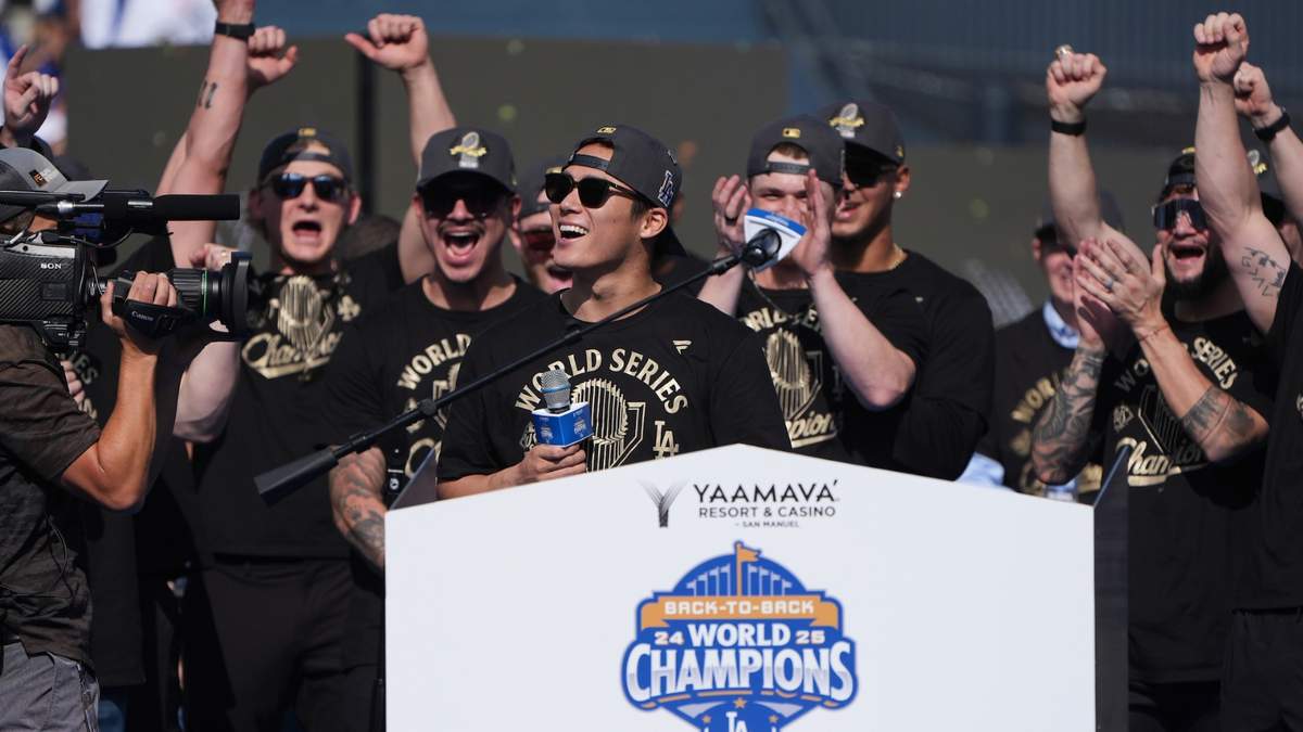 Yoshinobu Yamamoto de los Dodgers de Los Ángeles sonríe durante la celebración tras ganar la Serie Mundial