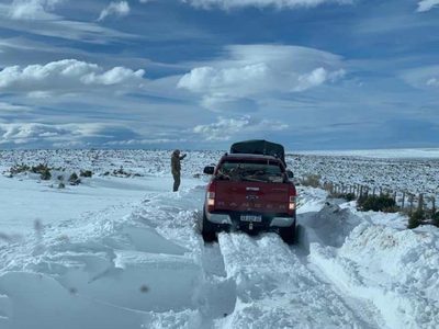 El gran desafío en Zapala: acceder a lugares aislados por la enorme cantidad de nieve
