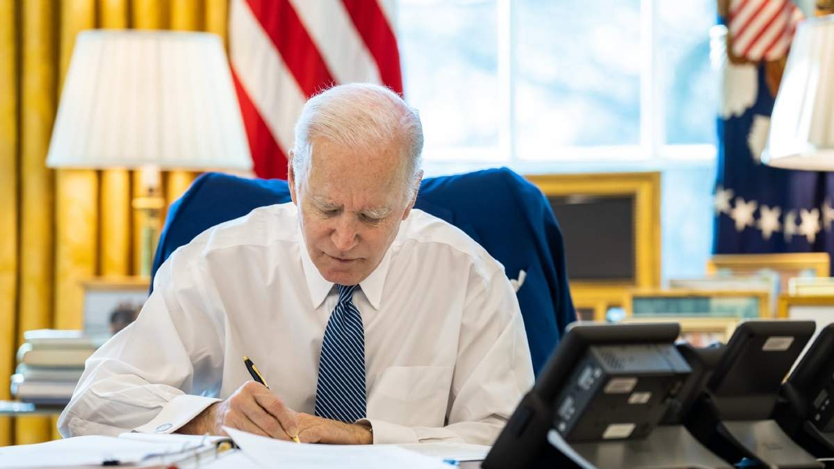 Biden durante su llamada con Macron, Scholz, Draghi y Johnson