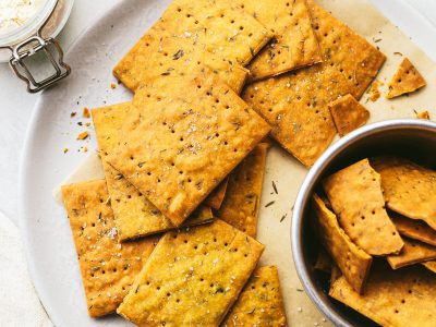 Crackers de garbanzos y hierbas: súper crocantes y en pocos pasos, una receta que vas a hacer una y otra vez