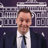 Manuel Adorni "felicitó" a Axel Kicillof por su decisión con los maestros y chicaneó a Facundo Manes