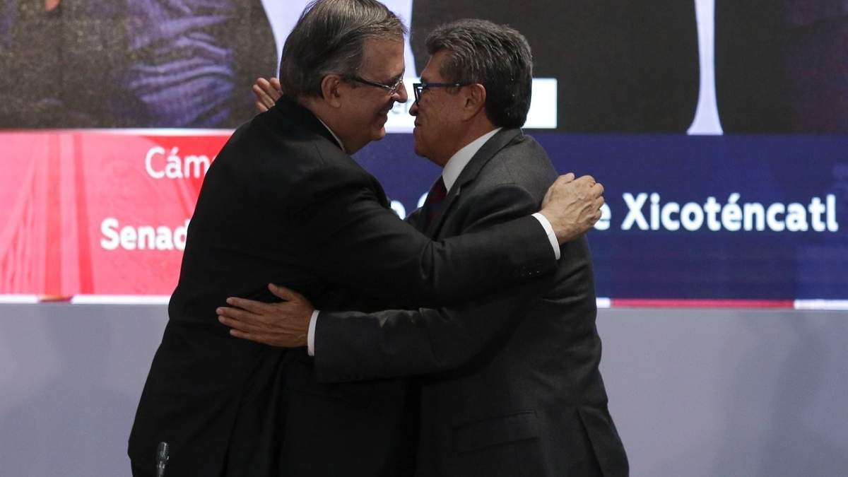 Marcelo Ebrard y Ricardo Monreal en la plenaria de Morena en en el Senado