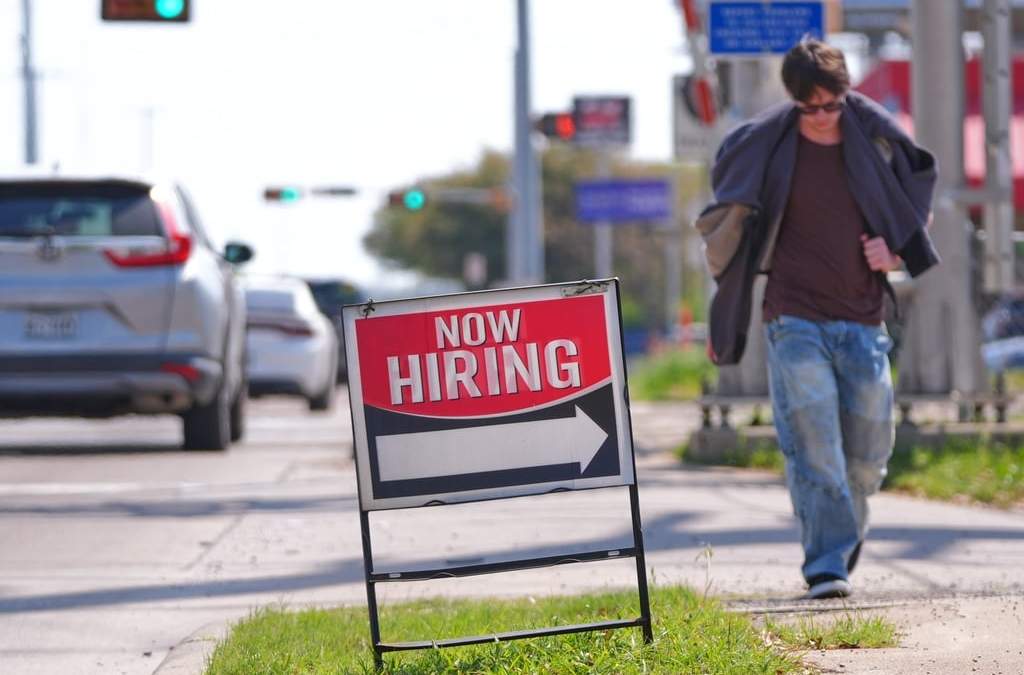 Un aviso de contratación de empleados al lado del camino en Garland, Texas, el lunes 23 de marzo de 2026