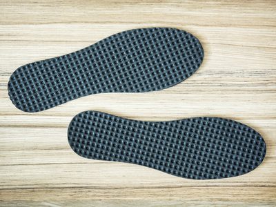 Te va a sorprender: la fórmula mágica para dejar las plantillas de tus zapatillas como si recién las estrenaras