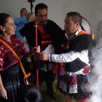 Claudia Sheinbaum recibe otro bastón de mando, ahora del pueblo tzeltal de Tenejapa, Chiapas