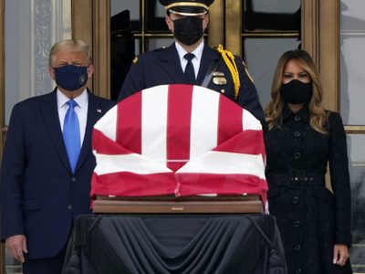 Trump fue abucheado cuando acudió a homenajear a la icónica jueza fallecida
