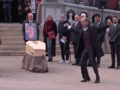 Con este emotivo baile, viudo despide a la maestra asesinada por su alumno (Video)