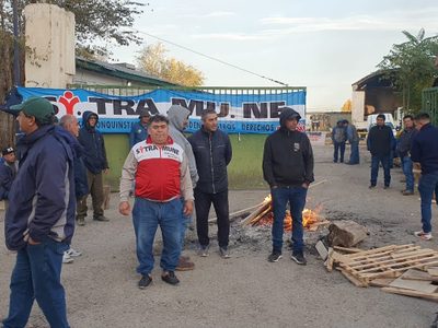 Denuncia: en lugar de reactivar sus plantas para bacheo y asfalto, el Municipio contrata a privados