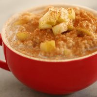 Con 3 ingredientes y en 5 minutos: preparate este postrecito de manzana en el microondas y aluciná