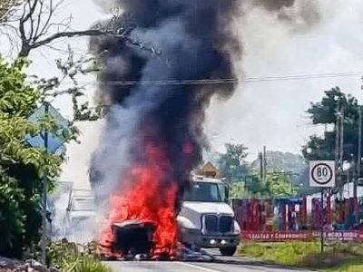 Atacan e incendian camiones de minera en carretera federal Iguala-Teloloapan