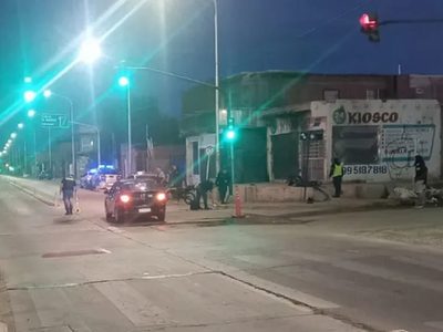Dos motociclistas chocaron en el cruce del Metrobus y uno de ellos murió camino al hospital