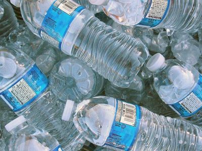 Con solo 2 botellas plásticas vacías: creá estos hermosos contenedores para ponerle onda a tu baño