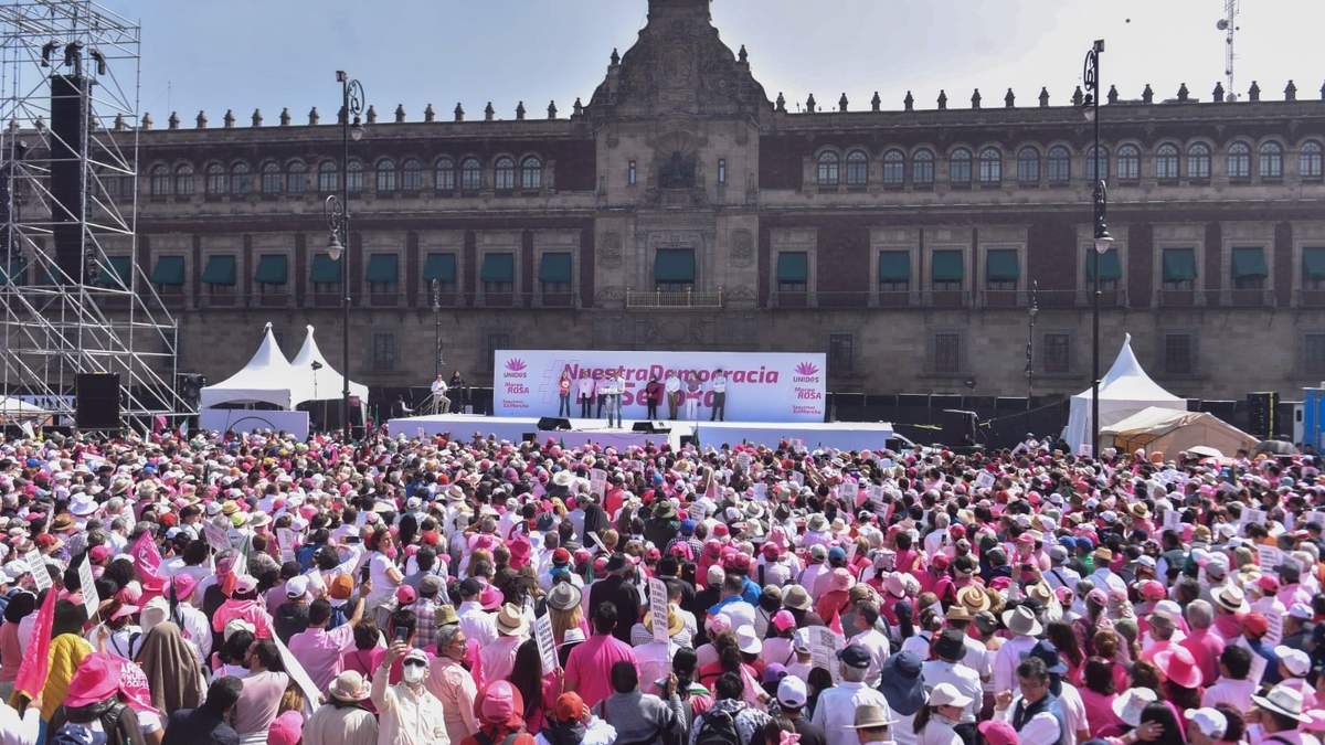 Marea rosa en el zócalo