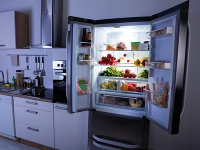 El truco de la abuela para limpiar la heladera por fuera y dejarla reluciente con 1 solo ingrediente