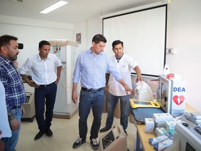 Koopmann entregó insumos al hospital de Piedra del Águila y cámaras de seguridad al municipio