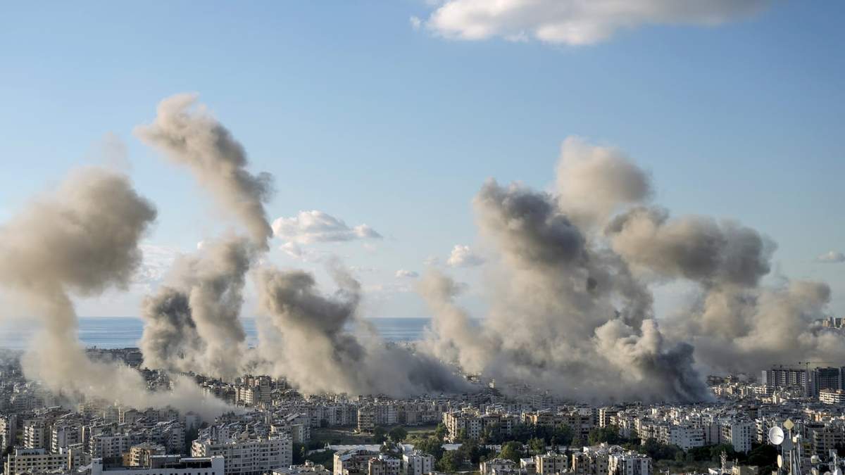 Humo se eleva tras bombardeos de Israel contra Dahiyeh, en Beirut, Líbano, el martes 26 de noviembre