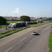 Integrantes de la CNTE bloquean vías en Michoacán; exigen pago de bonos y plazas