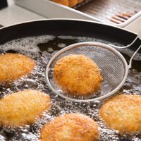No más quemaduras en la cocina, el truco definitivo de las abuelas para evitar que salpique el aceite al freír