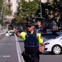 Atentado terrorista en Barcelona: camioneta atropella a decenas de turistas; hay 13 muertos y 80 heridos