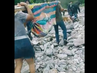 Por estragos de "John", una embarazada fue trasladada en una hamaca; su bebé murió (Video)