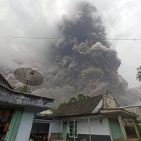 Erupción en Indonesia deja un muerto y obliga a desalojar a miles de personas