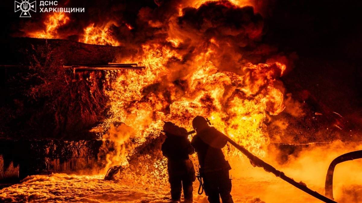 Personal de los servicios de emergencia trabaja para extinguir un incendio tras un ataque ruso en la región de Járkiv, Ucrania