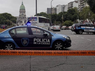 VIDEO: La policía amenazó con armas a un periodista que estaba en vivo