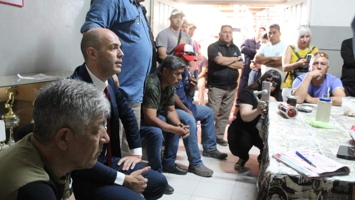 Esteban Cimolai junto a empleados municipales. Fuente: (Prensa Cimolai).