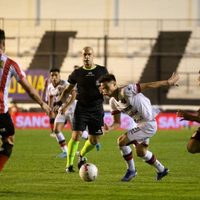 Cuatro jugadores de Patronato detenidos por incidentes en liga argentina