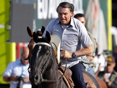 Bolsonaro ataca a Lula y promete "liberar de la plaga" del comunismo a Brasil
