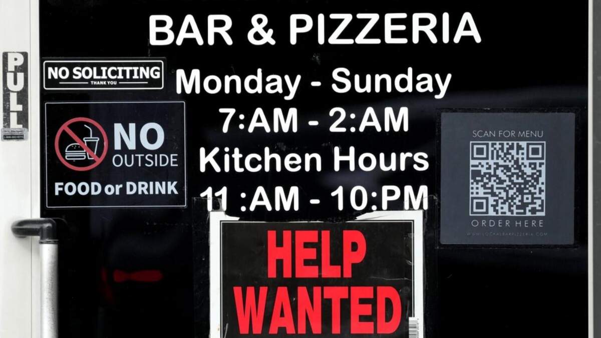Un letrero de vacantes en un restaurante de Chicago, Illinois