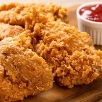 Pollo crispy con fideos al pesto: una combinación deliciosa en una receta para quedar como un verdadero chef
