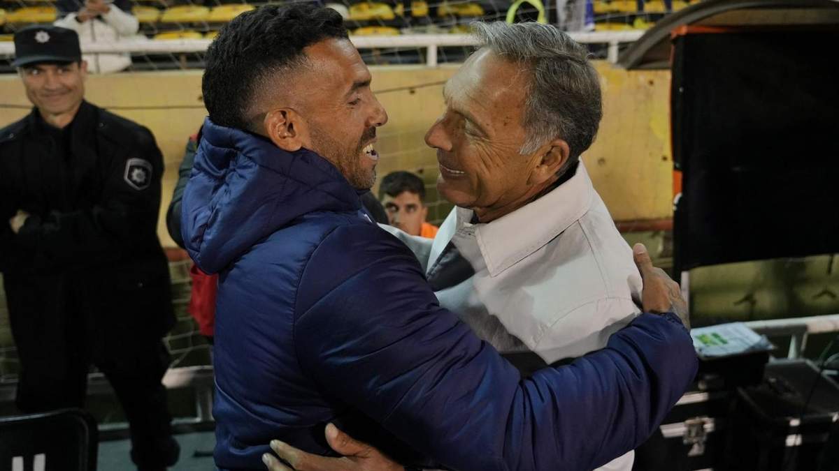 Carlos Tevez y Miguel Ángel Russo Fuente: (X)