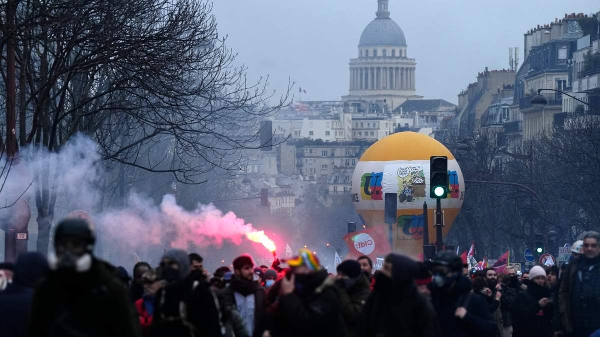 Manifestantes marchan en París contra la reforma de las pensiones
