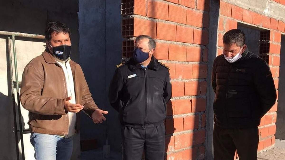 El intendente Koopmann, recorriendo la obra junto al jefe de la Dirección Seguridad Zapala. Fuente. (Twitter).