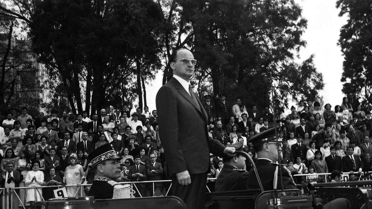 Luis Echeverría en el antiguo colegio militar en Popotla.