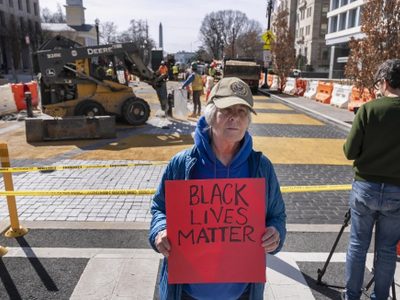 D.C. comienza a retirar el “Black Lives Matter” pintado cerca de la Casa Blanca
