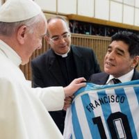 Velorio de Maradona: el papa Francisco le mandó un regalo a Claudia Villafañe en su peor momento