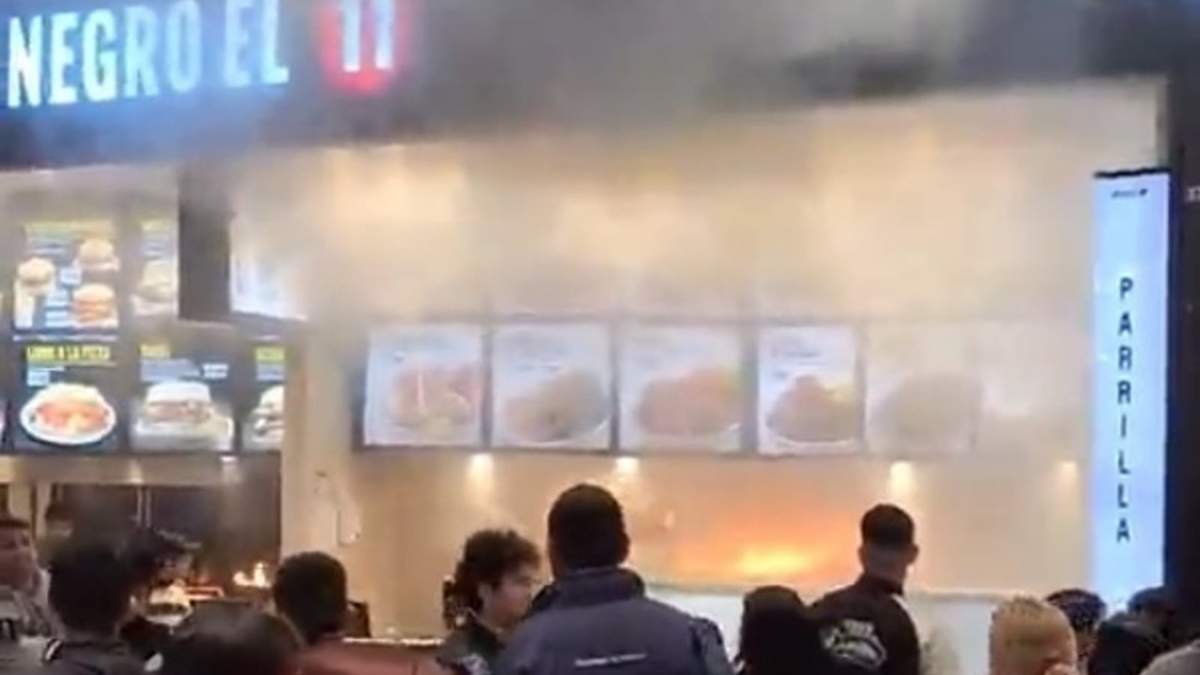 El patio de comidas de Unicenter estaba lleno al momento de la emergencia. Fuente: (X)