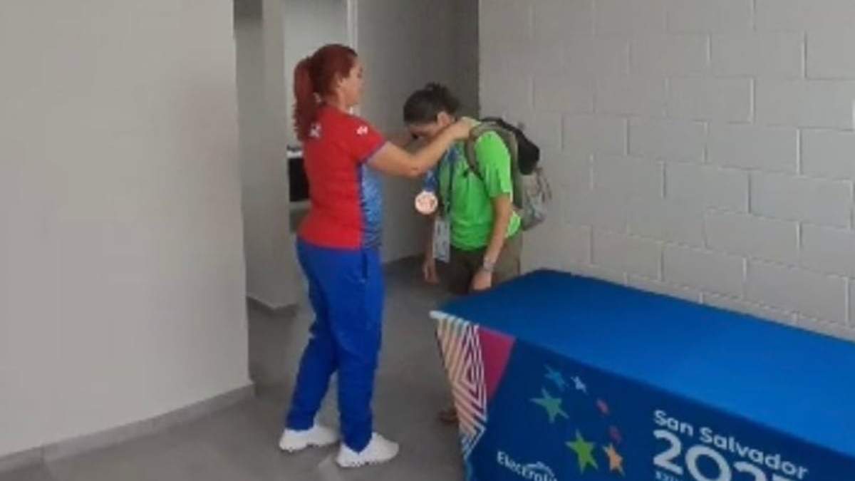 Laina Pérez entregó la medalla de bronce a Alejandra Cervantes