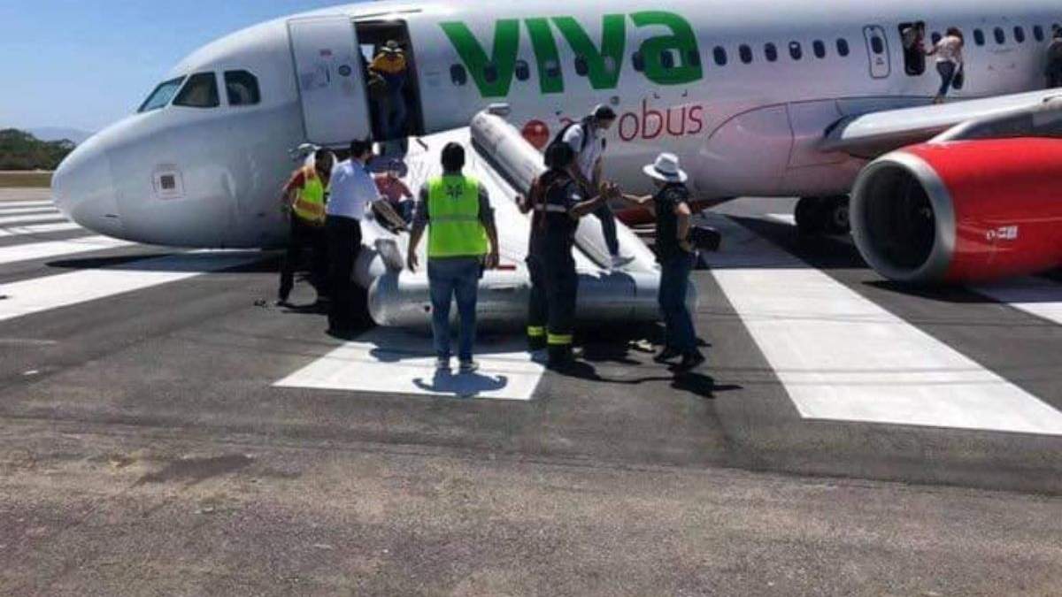 Los pasajeros y el personal de cabina fueron desalojados por los toboganes