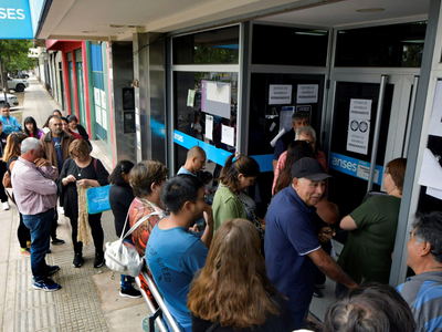 Se prevén más despidos de empleados estatales a pesar de las presiones de los Gremios