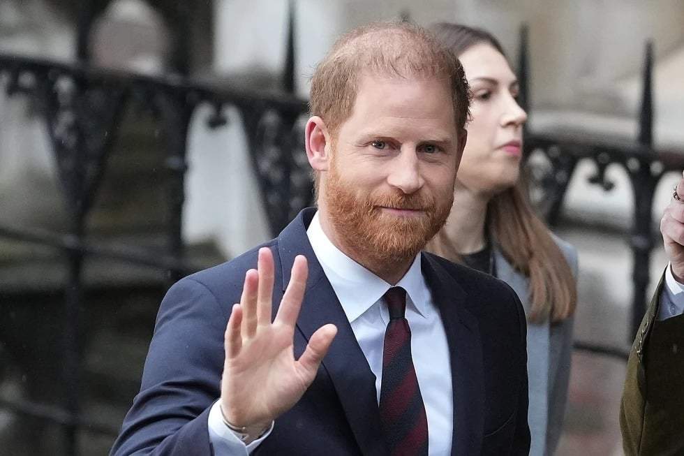 El príncipe Harry de Gran Bretaña llega al Tribunal Superior de Londres para encabezar un grupo que acusa al editor del Daily Mail de invasión de la privacidad mediante tácticas ilegales en un juicio que forma parte de un escándalo más amplio de escuchas telefónicas en Londres, el 21 de enero de 2026.