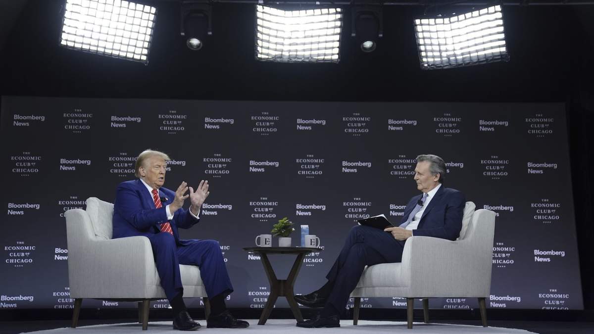 Donald Trump habla durante una entrevista con el editor jefe de Bloomberg News, John Micklethwait
