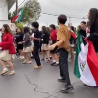 Estudiantes mexicanos en Chicago fueron discriminados por bailar "Payaso de Rodeo"; así respondieron