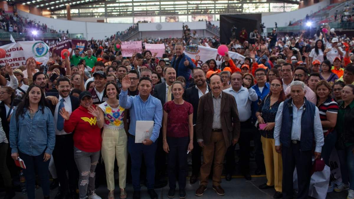 Claudia Sheinbaum frente a unos 10 mil trabajadores de su administración