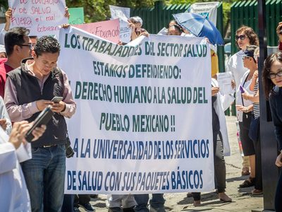 Tras marcha, logran médicos reunión con Narro